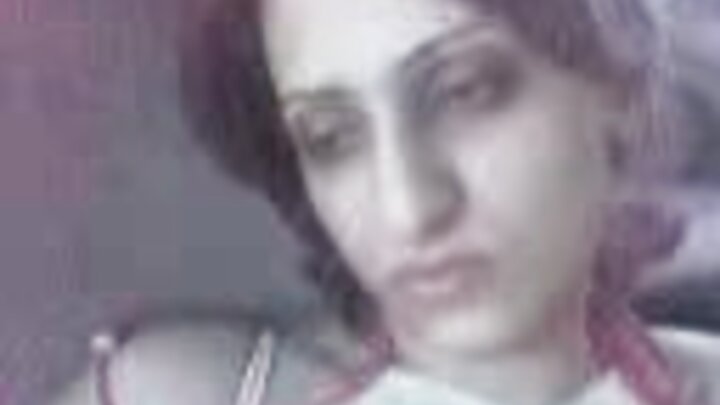 سرخ بالاں آلی رنڈی اپنی گدی نوں موٹے لنڈ تے رکھدی اے