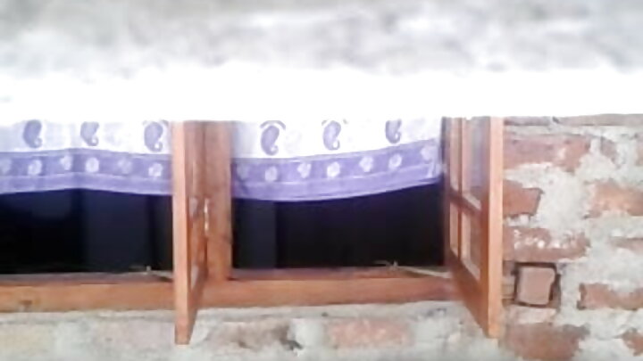 لال گالاں والا بندہ مہارت نال اک نوجوان رنڈی نوں چوددا اے