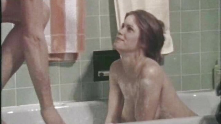 اک بندہ اک پیاری کڑی نو چھڑکن آلے orgasm تک لے آندا اے