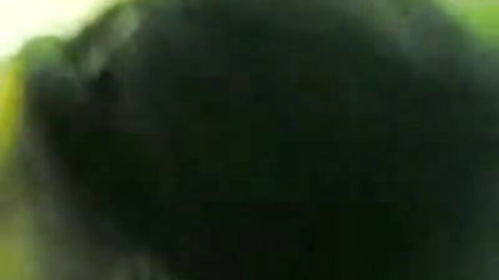 اک سنہرے بالاں آلی اک عوامی بیت الخلا وچ اک کالا لن چوسدی اے