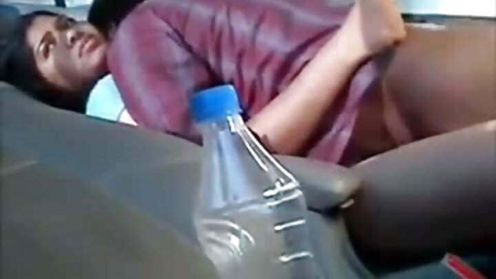 اک ماڈل صوفے تے اک فوٹو گرافر نوں چوددی اے