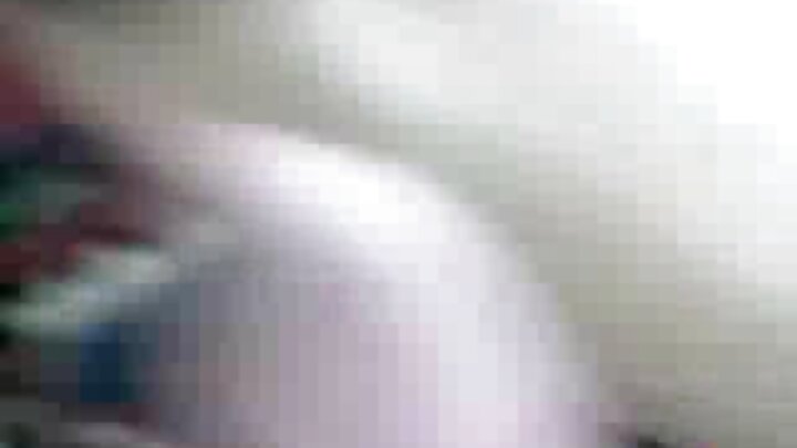 اک گرم سنہرے بالاں آلی اک بندے نو اس دی گدی چ چودنے دیندی اے۔