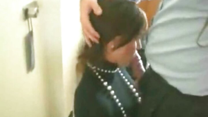 اک بہت وڈا کالا بندہ اک گرم رنڈی نوں گدی چ سخت چوددا اے