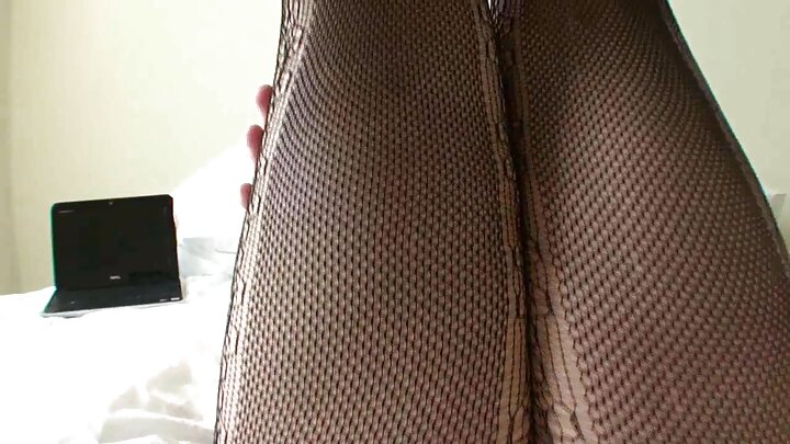اک بندہ موٹے موٹے طور تے اک نوجوان خوبصورتی نوں اوہدی منڈوا پھدی چ چوددا اے