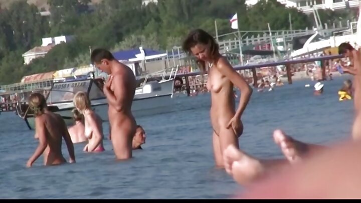 اک نرم خوبصورتی اک لاوارث گھر دے نیڑے کپڑے لاہ لیندی اے۔