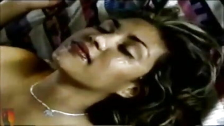 اک ٹیکسی ڈرائیور گڈی تے سڑک تے اک گرم سنہرے بالوں آلی نوں چوددا اے۔