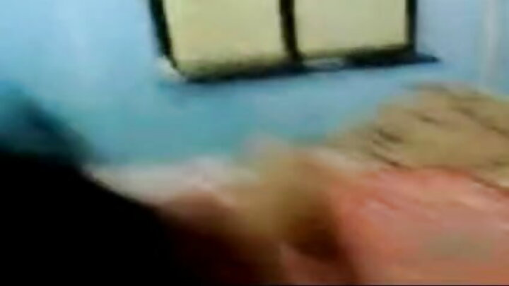 اک نوجوان بندہ اپنے یار دی گرم ماں نوں چوددا اے