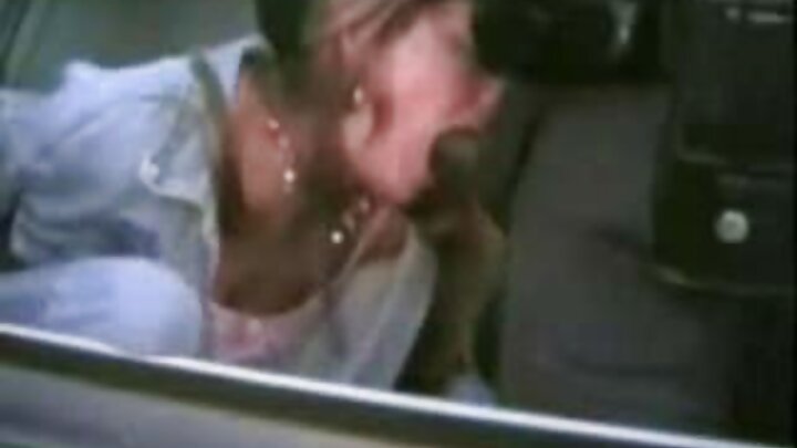 کلوز اپ فحش جتھے اک بندہ اک روسی کڑی نوں گدی چ چوددا اے
