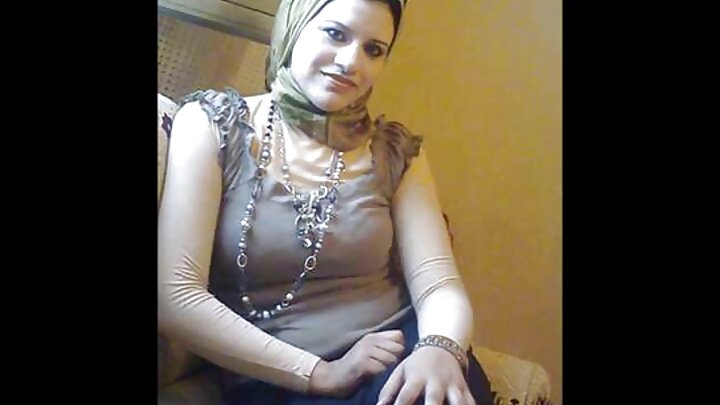اک نوجوان روسی کڑی اک بڈھے بندے نوں چوددی اے