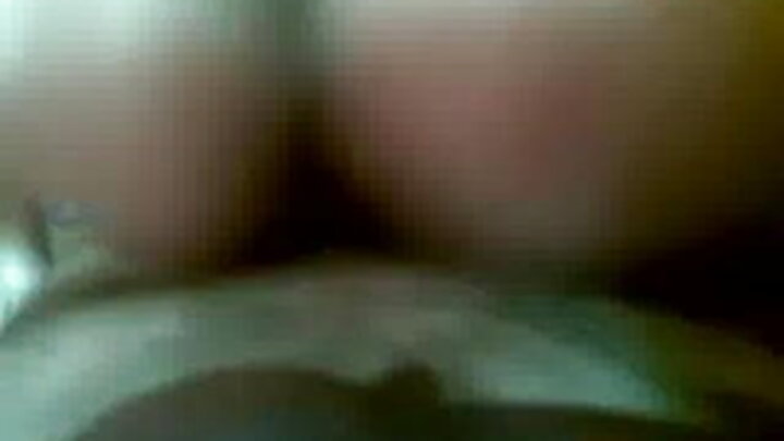 نوجوان اک بندہ موٹے طور تے اک گھبراہٹ آلی سنہرے بالاں آلی نوں چوددا اے۔