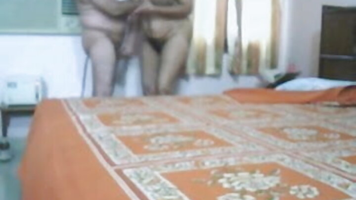 اک گرم سنہرے بالاں آلی اپنی پھدی وچ اک نوجوان بندے نوں چوددی اے