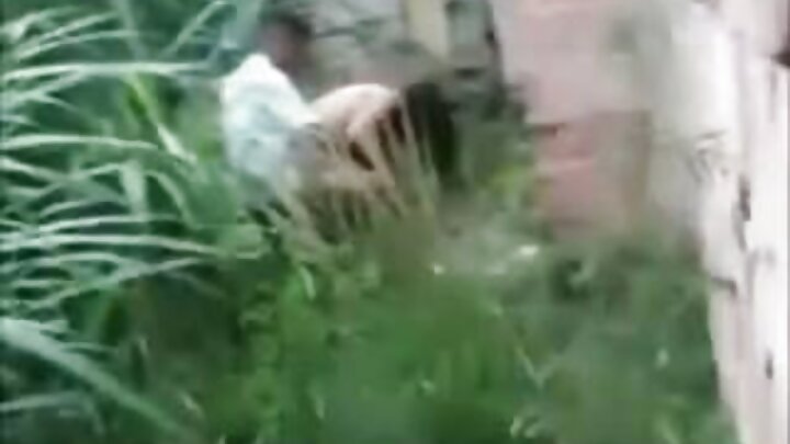 اک تجربہ کار بندہ اک گھنگریالے والاں آلی خوبصورتی نو موٹے طور تے چوددا اے۔