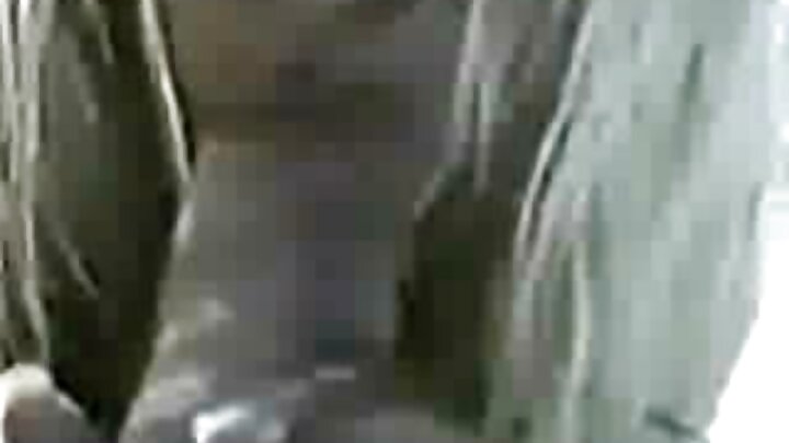 اک گرم چوچہ مقعدی سیکس لئی اپنے آپ نو تیار کردی اے۔