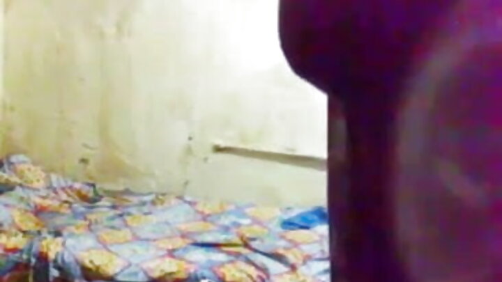 اک گنجے بندے نے اک گرم گیمر کڑی نوں اپنے ڈک تے پا دتا