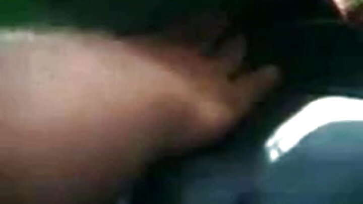 گرج چمک دے دوران دو MILFs اک نوجوان بندے نو چوددے نیں