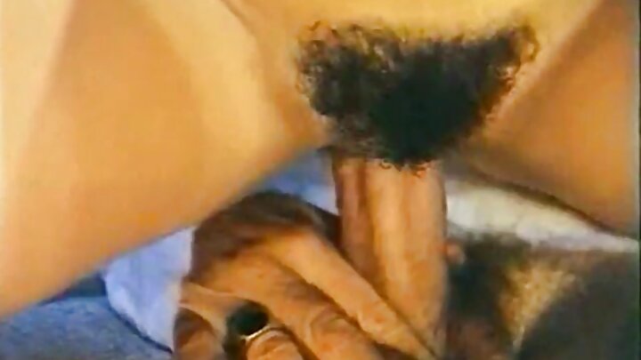 فحش ماڈل اپنی بلی نوں اک کالے لن توں بے نقاب کردے نیں