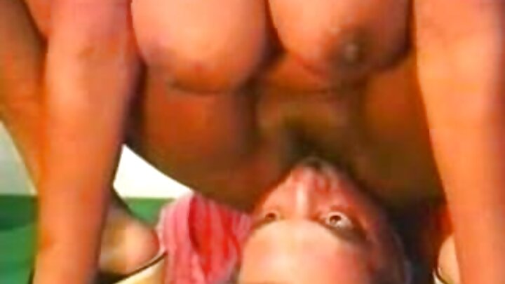 نرم سنہرے بالاں آلی منرو نے چنگا blowjob دینا سکھیا