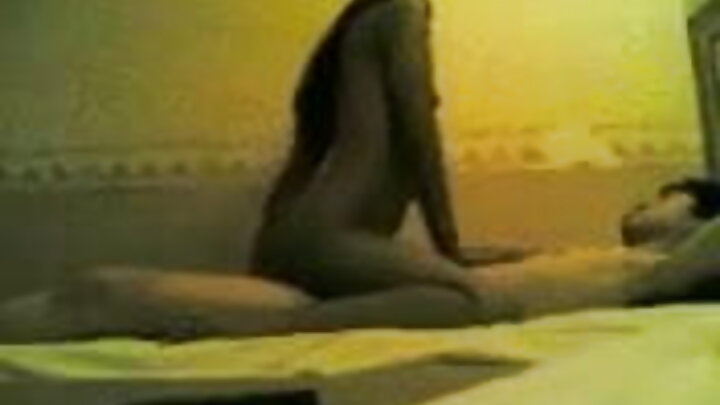 نوجوان طالب علم نے دو گرم MILFs نو‏‏ں انہاں د‏‏ی پھدی وچ چود لیا